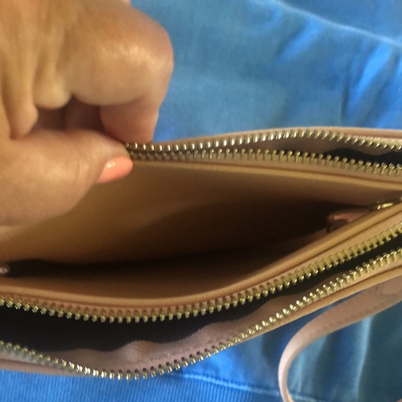 Crossbody pale pink 2 zippers snap center section NWOT never used - Picture 6 of 8